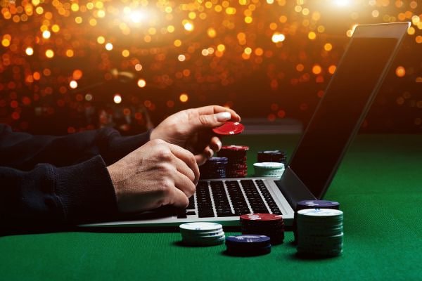Interface permainan Teen Patti dengan pot, tombol aksi, dan dealer langsung dari angkasa189
